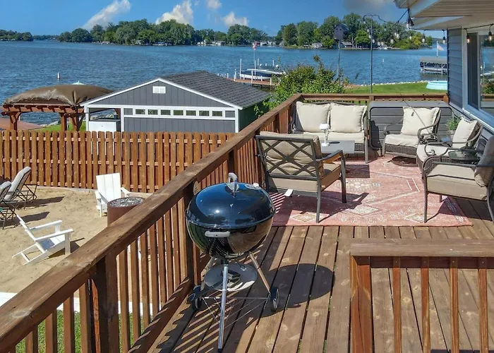 The House On Myers Bay - 3-bed 2-bath Luxury With Private Pier Firepit And Deck *